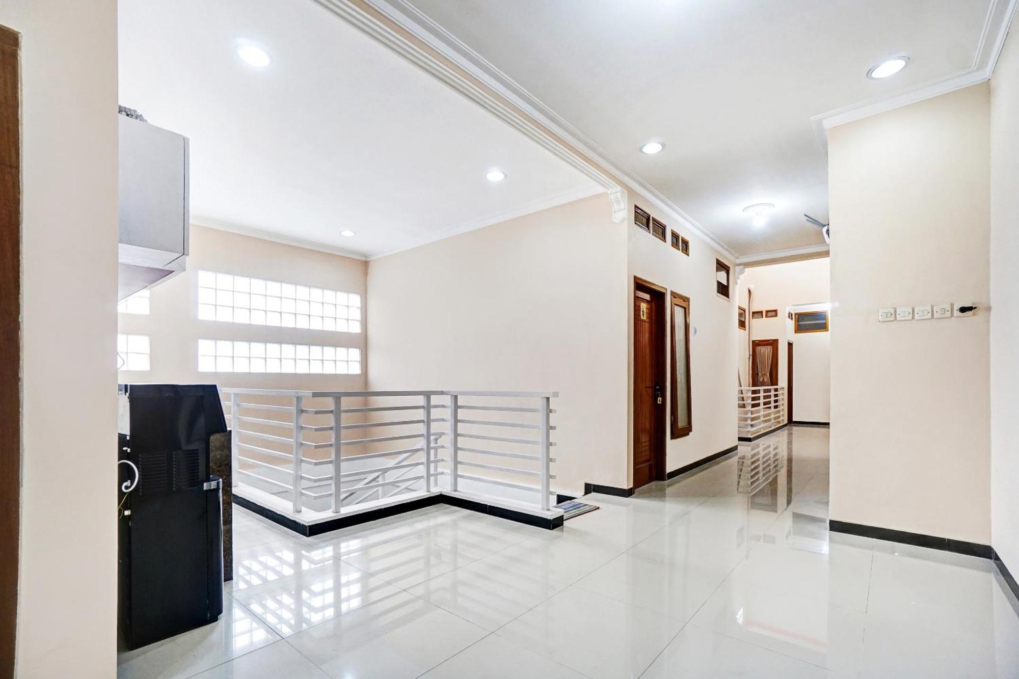 Avisha Guest House Syariah Malang Eksteriør billede