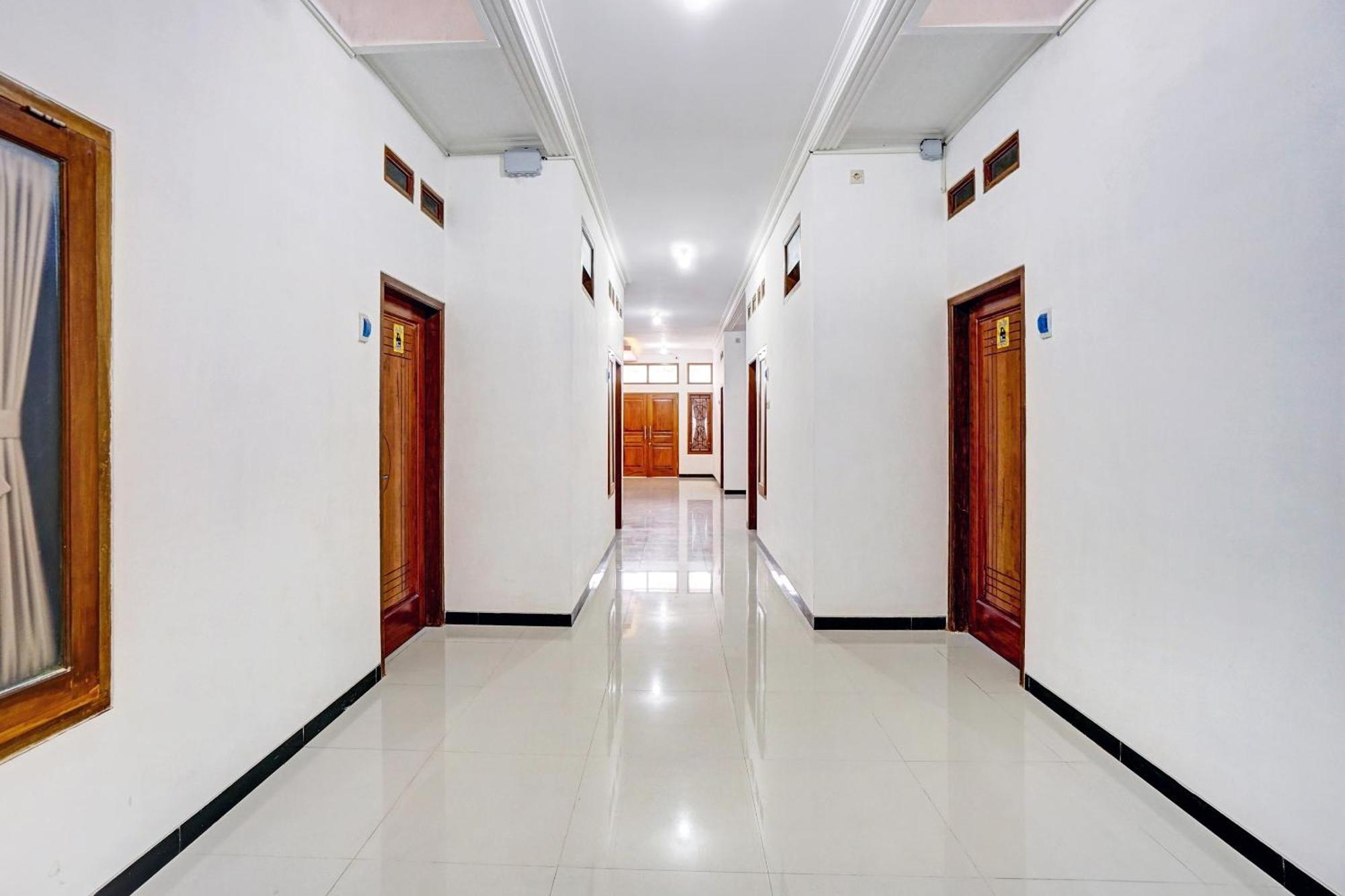 Avisha Guest House Syariah Malang Eksteriør billede
