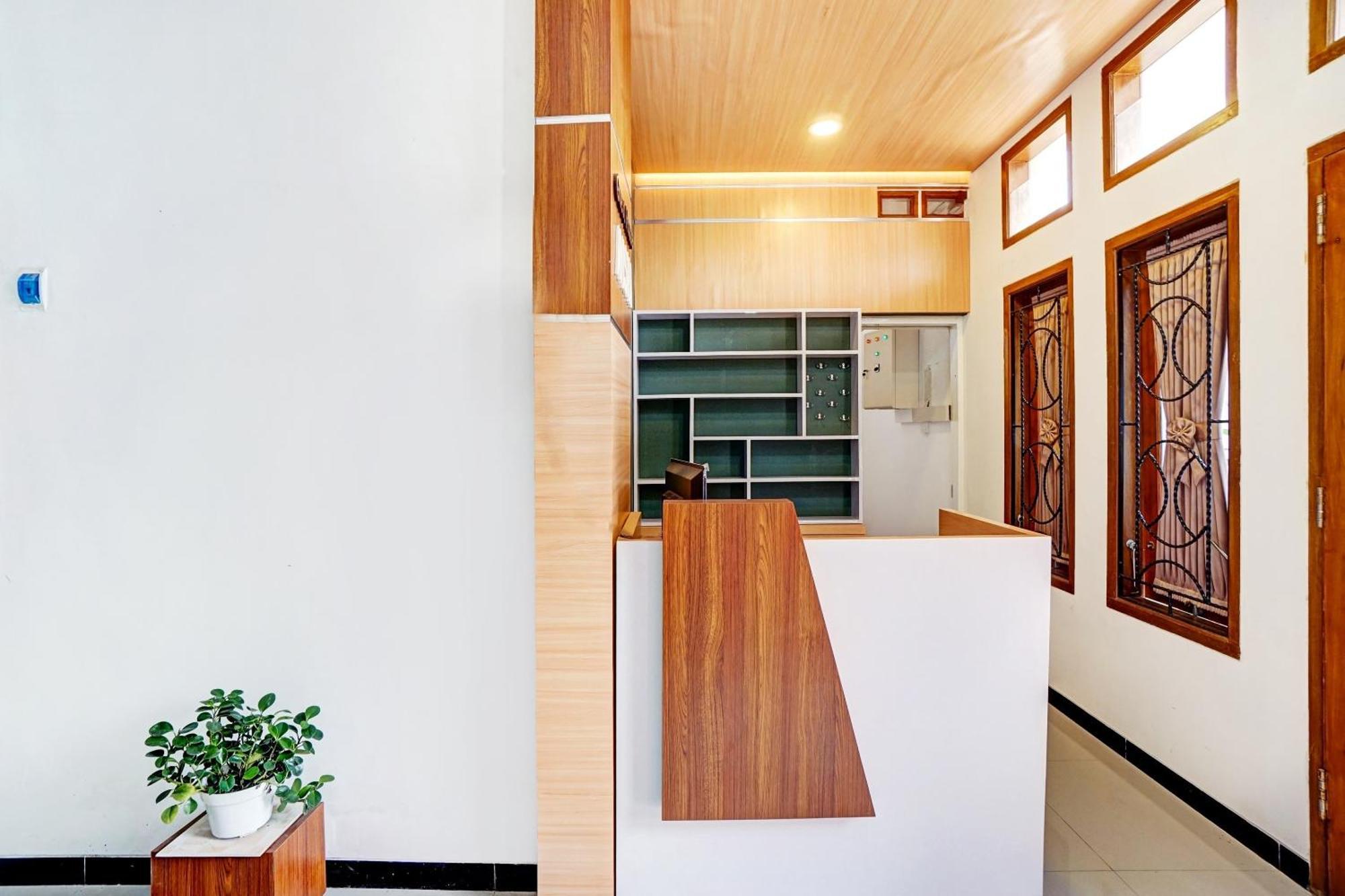 Avisha Guest House Syariah Malang Eksteriør billede