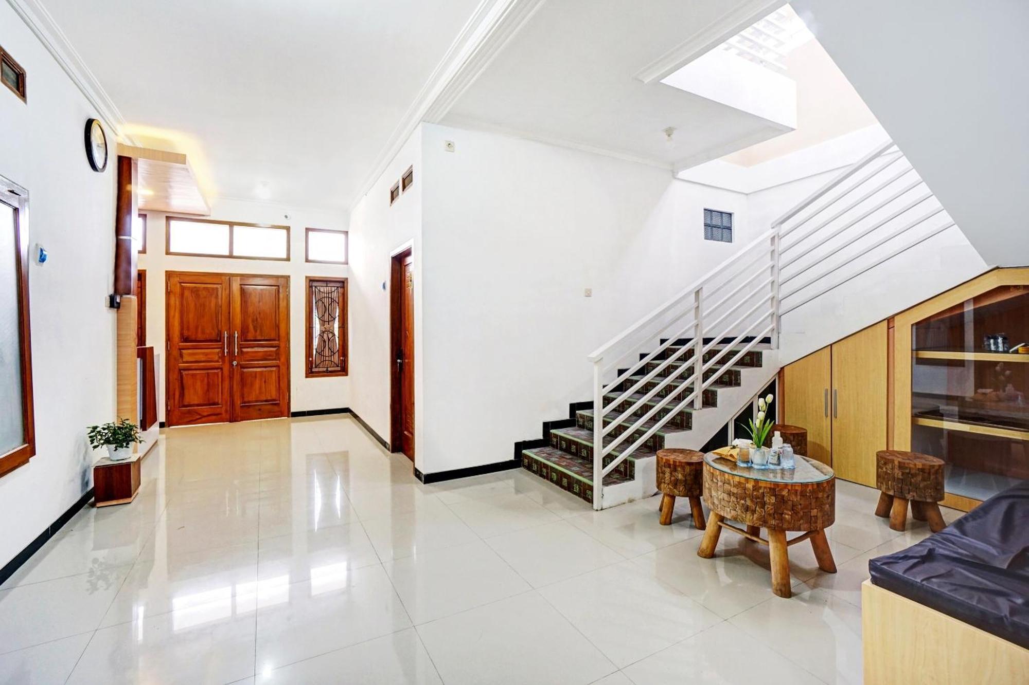 Avisha Guest House Syariah Malang Eksteriør billede